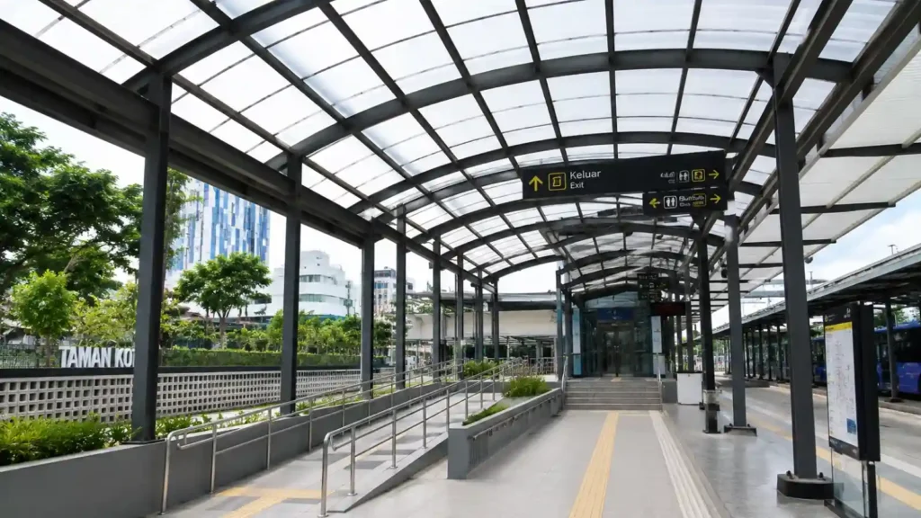 Penggunaan atap polycarbonate di fasilitas publik