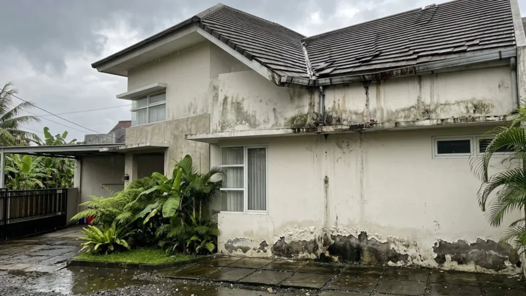 Rumah yang perlu perbaikan setelah musim hujan
